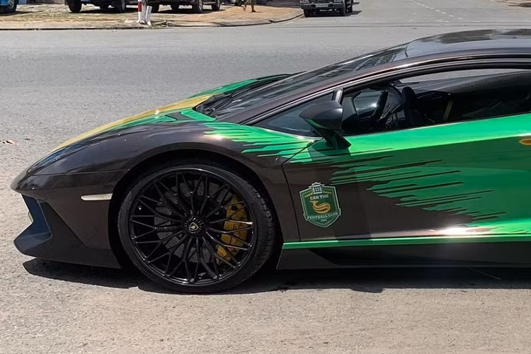 Lamborghini Aventador SV được sản xuất giới hạn 600 xe bản Coupe và 500 xe mui trần, mỗi xe ra đời sẽ có logo 1di600 hoặc 1di500 phụ thuộc vào phiên bản nào. Tuy nhiên, cũng có vài xe không có huy hiệu này mà thay vào đó là tên của chủ nhân.