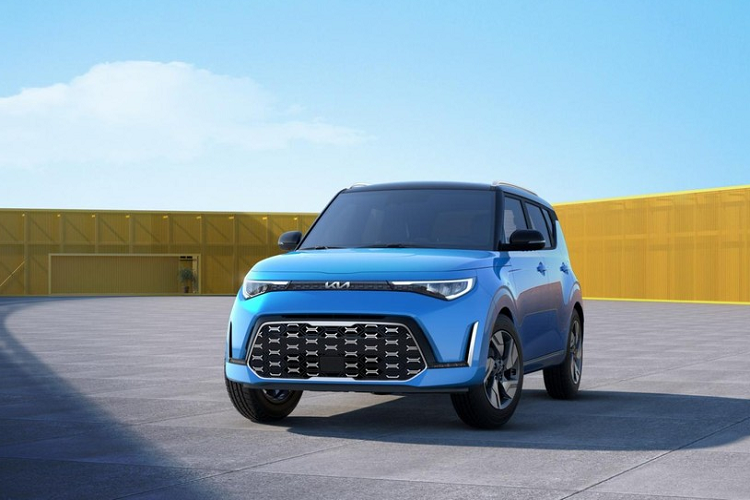 Trong dòng sản phẩm của Kia, Soul là mẫu xe để lại không ít ấn tượng nhờ thiết kế ngoại thất độc đáo. Phiên bản Kia Soul 2023 mới cũng không phải là ngoại lệ. Dự kiến có mặt trên thị trường Mỹ vào mùa hè năm nay, Kia Soul 2023 sở hữu thiết kế ngoại thất cải tiến và thêm 2 gói trang bị tùy chọn mới. Tuy nhiên, so với phiên bản cũ, mẫu xe Hàn Quốc này lại không còn động cơ tăng áp và bản X-Line với thiết kế thể thao.