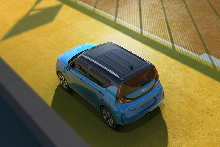 Nằm bên dưới nắp ca-pô của Kia Soul 2023 là động cơ xăng 4 xi-lanh, hút khí tự nhiên, dung tích 2.0L, sản sinh công suất tối đa 147 mã lực và mô-men xoắn cực đại 178 Nm. Động cơ kết hợp với hộp số biến thiên vô cấp CVT và hệ dẫn động cầu trước. Tại thị trường Mỹ, Kia Soul 2023 có tổng cộng 5 bản trang bị, bao gồm LX, S, EX, GT-Line và GT-Line Tech. Hiện giá xe Kia Soul 2023 vẫn chưa được công bố.