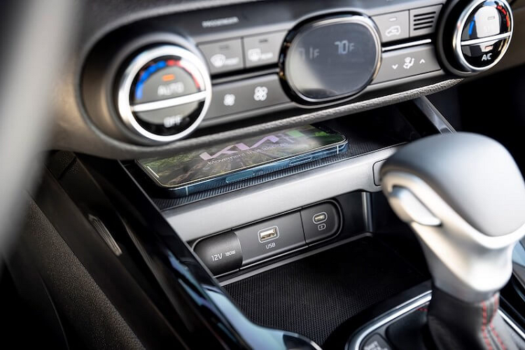 Bù lại, Kia Soul 2023 được trang bị gói công nghệ an toàn chủ động ADAS, bao gồm những tính năng như hỗ trợ tránh va chạm phía trước (có thể phát hiện người đi bộ), hỗ trợ giữ làn đường/bám làn đường, cảnh báo khi người lái mất tập trung, cảnh báo chệch làn đường, hỗ trợ đèn pha và cảnh báo còn hành khách trên ghế sau. Nếu chi thêm tiền, khách hàng Mỹ có thể trang bị gói LX Technology Package với hệ thống cảnh báo điểm mù, hỗ trợ tránh va chạm với phương tiện cắt ngang phía sau và vành 16 inch cho chiếc Kia Soul 2023 của mình. 