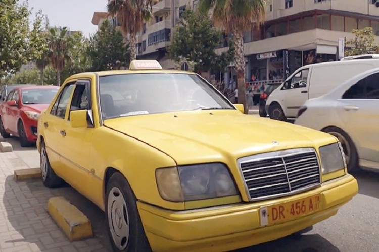 Việc những chiếc xe sang hay bị hỏng hơn ô tô phổ thông đã không còn là chuyện lạ đối với nhiều người. Ấy thế nhưng, chiếc Mercedes-Benz E-Class đời 1993 dưới đây lại cho thấy điều hoàn toàn ngược lại. Mercedes-Benz E-Class thế hệ W124 vốn nổi tiếng là "nồi đồng cối đá" không thua kém gì ô tô Nhật Bản. Chiếc Mercedes-Benz E-Class đang được dùng làm xe taxi tại đất nước Albania này là một minh chứng.
