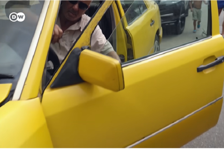 Chiếc Mercedes-Benz E200 D đời 1993 này sử dụng động cơ diesel 4 xi-lanh thẳng hàng, dung tích 2.0L, sản sinh công suất tối đa chỉ 136 mã lực và mô-men xoắn cực đại 190 Nm. Động cơ đi kèm với hộp số sàn 5 cấp và hệ dẫn động cầu sau. Nhờ đó, xe mất 11,5 giây để tăng tốc từ 0-100 km/h trước khi đạt vận tốc tối đa 200 km/h. Mặc dù năm nay đã 70 tuổi nhưng ông Nina vẫn chưa có ý định nghỉ hưu. Chiếc Mercedes-Benz E-Class 29 năm tuổi của ông cũng vậy