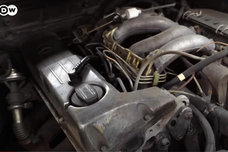 Trên đồng hồ côngtơmét của chiếc Mercedes-Benz E-Class chỉ hiển thị con số 584.589 km. Nguyên nhân là do sau khi đạt đến 1 triệu km, đồng hồ đã quay trở lại mốc 0 km ban đầu. Ngạc nhiên hơn, chiếc Mercedes-Benz E-Class vẫn dùng động cơ nguyên bản như lúc mới xuất xưởng.