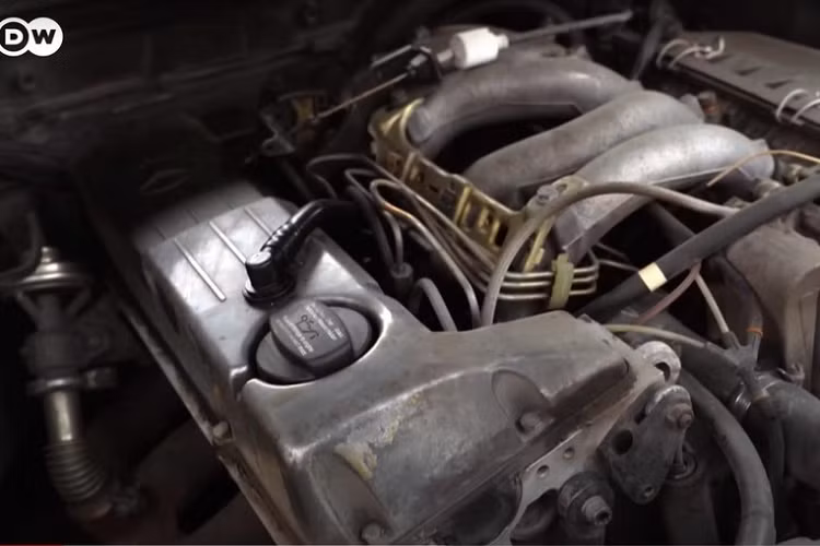 Trên đồng hồ côngtơmét của chiếc Mercedes-Benz E-Class chỉ hiển thị con số 584.589 km. Nguyên nhân là do sau khi đạt đến 1 triệu km, đồng hồ đã quay trở lại mốc 0 km ban đầu. Ngạc nhiên hơn, chiếc Mercedes-Benz E-Class vẫn dùng động cơ nguyên bản như lúc mới xuất xưởng.