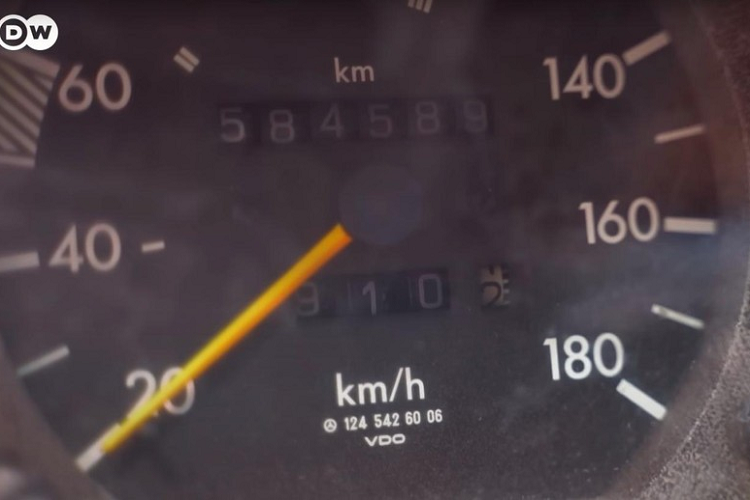 Theo ông Nina, chiếc Mercedes-Benz E-Class này được nhập khẩu từ Đức vào Albania dưới dạng xe đã qua sử dụng. Trong suốt 15 năm làm taxi, chiếc ô tô này đã cùng chủ nhân rong ruổi trên quãng đường khoảng 1 triệu km. Có vẻ như trước khi đến tay ông Nina, chiếc xe này đã sở hữu số côngtơmét hơn 500.000 km.