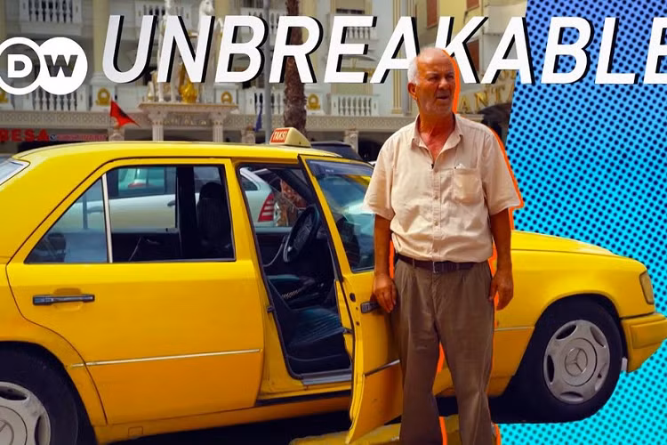 Chiếc Mercedes-Benz E-Class này thuộc phiên bản E200 D máy dầu và đã chạy được quãng đường tổng cộng 1.584.589 km nhưng vẫn chưa có dấu hiệu hư hỏng. Điều đặc biệt là chiếc xe sang này không hề được chủ nhân chăm chút và giữ gìn trong gara như nhiều người tưởng. Thay vào đó, chiếc xe đã được chủ nhân là ông Luan Nina dùng làm xe taxi tại Albania trong suốt 15 năm qua.