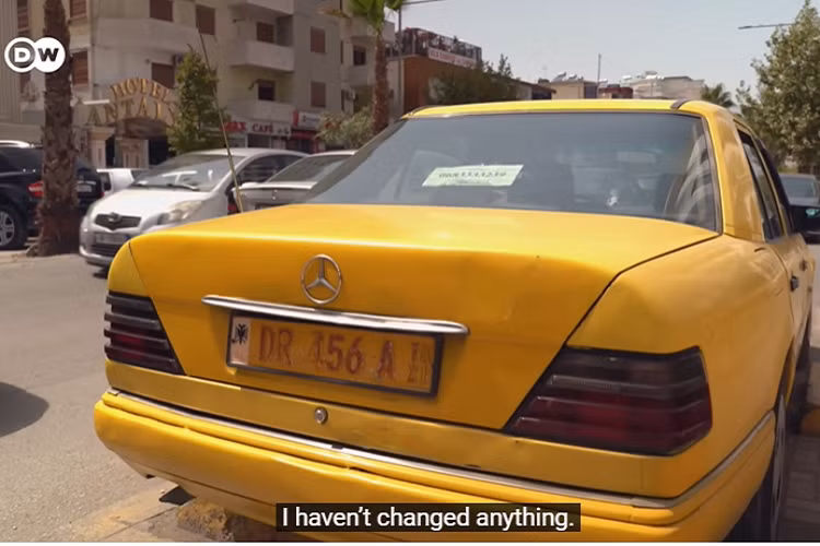 Địa bàn hoạt động của ông Nina và chiếc Mercedes-Benz E-Class là Durrës - thành phố đông dân thứ hai tại Albania. Thành phố này nằm bên bờ biển Adriatic của đất nước Albania nên đã trở thành địa điểm yêu thích của nhiều du khách trong và ngoài nước, đặc biệt vào mùa hè. Chẳng cần phải nói, đây cũng là thời điểm bận rộn và yêu thích nhất của ông Nina trong năm. Theo đài phát thanh Deutsche Welle, cứ 3 chiếc ô tô được đăng ký tại Albania sẽ có 1 chiếc Mercedes-Benz đã qua sử dụng. Hiện ở đất nước này có khoảng 212.000 chiếc Mercedes-Benz đang lăn bánh trên đường. Phần lớn những chiếc xe này đều đã trên 10 năm tuổi.