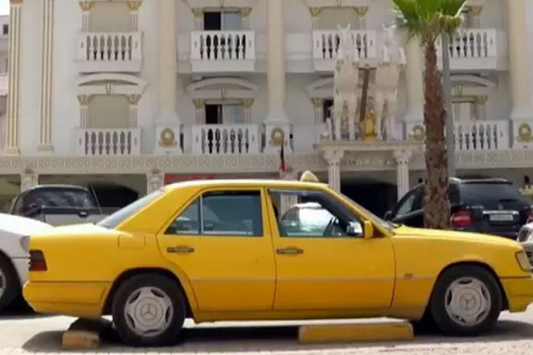 Trong cuộc phỏng vấn với phóng viên đài phát thanh quốc tế Deutsche Welle thuộc sở hữu của chính phủ Đức, tài xế taxi này cho biết trong suốt 15 năm qua, ông mới phải sửa chiếc xe đúng 1 lần. Khi đó, đệm quy lát của động cơ đã bị hỏng và cần phải thay. Hiện chưa rõ trước khi được nhập khẩu vào Albania, chiếc xe đã từng được chủ cũ sửa lần nào chưa.