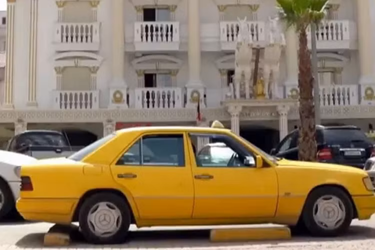 Trong cuộc phỏng vấn với phóng viên đài phát thanh quốc tế Deutsche Welle thuộc sở hữu của chính phủ Đức, tài xế taxi này cho biết trong suốt 15 năm qua, ông mới phải sửa chiếc xe đúng 1 lần. Khi đó, đệm quy lát của động cơ đã bị hỏng và cần phải thay. Hiện chưa rõ trước khi được nhập khẩu vào Albania, chiếc xe đã từng được chủ cũ sửa lần nào chưa.