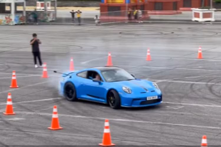 Chiếc Porsche 911 GT3 của Cường Đô la sở hữu ngoại thất xanh dương Shark Blue nổi bật. Mâm xe 5 chấu kép phối màu xanh-đen, đi kèm cùm phanh Carbon Composite màu vàng tương phản.