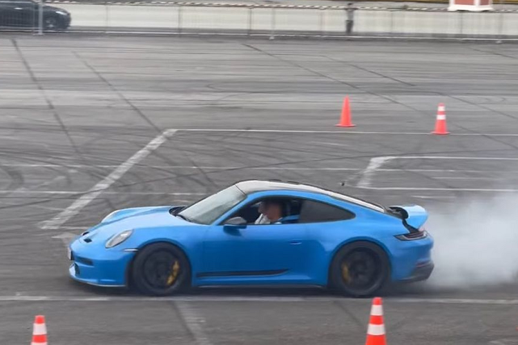 Cường Đô la tậu Porsche 911 GT3 hồi tháng 3 năm nay. Đến tháng 8, vị doanh nhân này đã chi thêm tiền để độ chiếc xe này thành bản GT3 Touring. Cụ thể chiếc Porsche 911 GT3 đã được loại bỏ đi cánh gió cỡ lớn ở phía sau, thay thế bằng cánh gió điện, đồng thời gắn thêm logo "GT3 Touring".