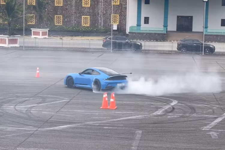 Tuy nhiên, không nhiều người biết rằng vị đại gia phố núi còn có niềm đam mê mạnh mẽ với bộ môn Drift – Gymkhana và đã từng biểu diễn những kỹ năng lái xe thượng thừa tại nhiều sự kiện.