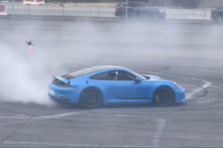 Sức mạnh của Porsche 911 GT3 đến từ khối động cơ boxer 6 xy-lanh dung tích 4.0L, hút khí tự nhiên với nhiều công nghệ được kế thừa từ mẫu xe dành riêng cho trường đua 911 GT3 R. Xe có công suất tối đa 503 mã lực, mạnh hơn 10 mã lực so với phiên bản 911 GT3 thế hệ trước.