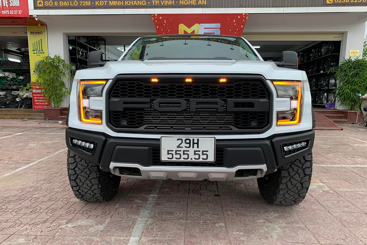 Về kích thước, bán tải Ford Ranger XLS có chiều dài 5.362 mm, chiều rộng 1.860 mm, chiều cao lần lượt 1.830 mm, trục cơ sở đạt 3.220mm. Dưới nắp ca-pô Ford Ranger XLS là khối động cơ Turbo Diesel 2.2L TDCi cho công suất 160 mã lực và mô-men xoắn cực đại 385Nm từ tua máy 1.600 – 2.500 vòng/phút, kết hợp cùng hộp số tự động 6 cấp cùng hệ dẫn động cầu sau.