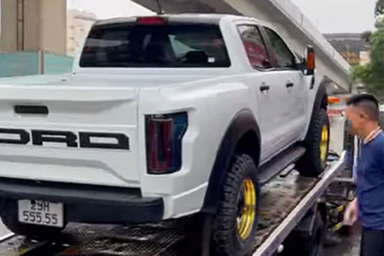 Hệ thống đèn trên xe đều mang công nghệ LED, ở phía dưới cản trước còn có thêm dãy LED trợ sáng. Cản trước và sau thay đổi hầm hố hơn. Gương chiếu hậu của xe cũng được đổi sang loại giống trên F-150.