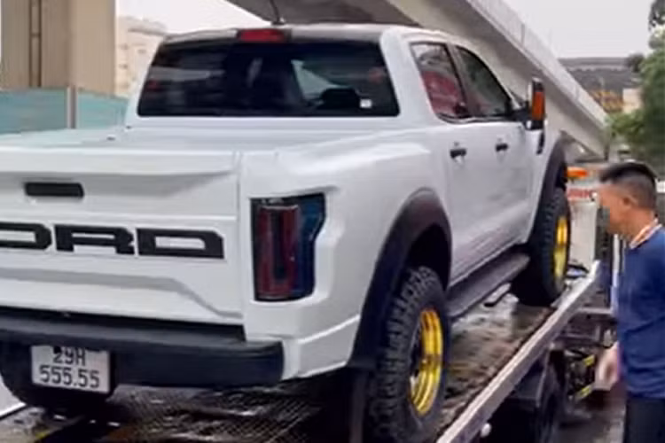 Hệ thống đèn trên xe đều mang công nghệ LED, ở phía dưới cản trước còn có thêm dãy LED trợ sáng. Cản trước và sau thay đổi hầm hố hơn. Gương chiếu hậu của xe cũng được đổi sang loại giống trên F-150.