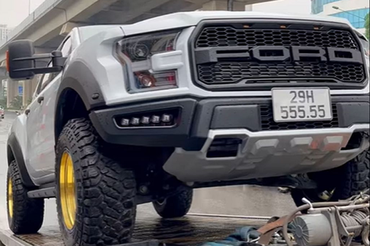 Quay trở lại với chiếc Ford Ranger độ siêu bản tải này, xe thuộc phiên bản XLS, khi mới mua xe có màu sơn ngoại thất là màu trắng. Sau khi được Huấn Hoa Hồng mua lại, chiếc Ranger XLS được dán lớp decal chrome vàng nổi bần bật. Và mới đây nhất, lớp “áo” vàng đã được lột bỏ khi xe được độ sang phong cách F-150 Raptor