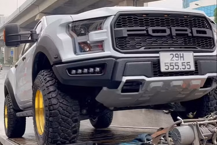 Quay trở lại với chiếc Ford Ranger độ siêu bản tải này, xe thuộc phiên bản XLS, khi mới mua xe có màu sơn ngoại thất là màu trắng. Sau khi được Huấn Hoa Hồng mua lại, chiếc Ranger XLS được dán lớp decal chrome vàng nổi bần bật. Và mới đây nhất, lớp “áo” vàng đã được lột bỏ khi xe được độ sang phong cách F-150 Raptor