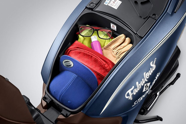 Các mẫu xe tay ga này vốn đang được trang bị loại chìa khóa thông minh Smartkey và xạc nhanh bằng giắc cắm usb cho các thiết bị di động. 