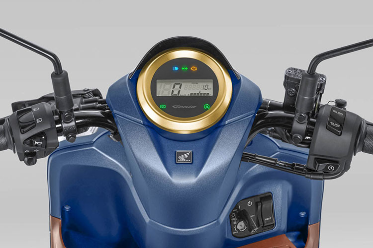 Cụm đồng hồ xe loại kỹ thuật số, tuy nhiên chìa khóa xe loại nắp từ bình thường có lẽ là một điểm hạn chế của Genio Facelift khi so sánh với Scoopy và các mẫu xe tay ga khác như Honda Vision.