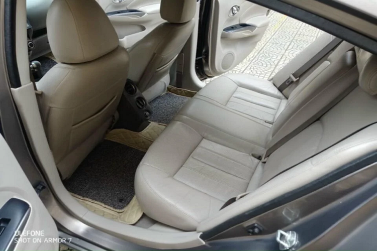 Nissan Sunny có chiều dài 4.425 mm, rộng 1.695 mm và cao 1.505 mm, trục cơ sở ở mức 2.590 mm. Động cơ mã HR15 với bốn xi-lanh thẳng hàng dung tích 1,5 lít công suất 99,3 mã lực tại vòng tua máy 6.000 vòng/phút, mô-men xoắn cực đại 134 Nm tại vòng tua máy 4.000 vòng/phút. 