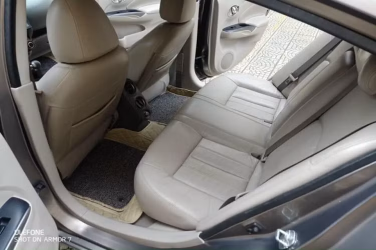 Nissan Sunny có chiều dài 4.425 mm, rộng 1.695 mm và cao 1.505 mm, trục cơ sở ở mức 2.590 mm. Động cơ mã HR15 với bốn xi-lanh thẳng hàng dung tích 1,5 lít công suất 99,3 mã lực tại vòng tua máy 6.000 vòng/phút, mô-men xoắn cực đại 134 Nm tại vòng tua máy 4.000 vòng/phút. 