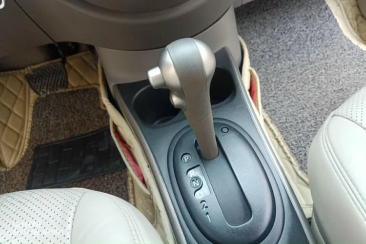 Đèn pha là đèn halogen. Ngoại hình Sunny có nhiều đường nét bo tròn. Khoang lái Sunny không quá đặc sắc. Các khu vực được bố trí đơn giản, dễ sử dụng. Giao diện đồng hồ kỹ thuật số hiển thị đầy đủ các thông số cơ bản của xe. 