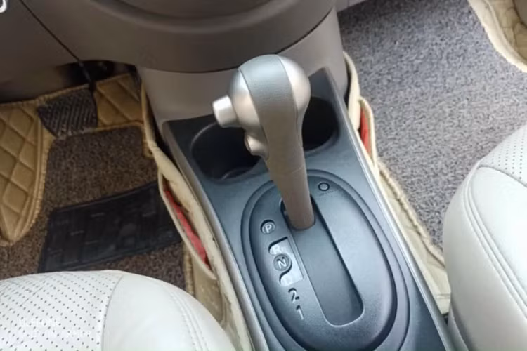 Đèn pha là đèn halogen. Ngoại hình Sunny có nhiều đường nét bo tròn. Khoang lái Sunny không quá đặc sắc. Các khu vực được bố trí đơn giản, dễ sử dụng. Giao diện đồng hồ kỹ thuật số hiển thị đầy đủ các thông số cơ bản của xe. 