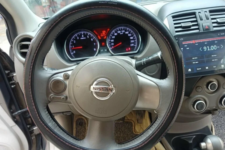 Người mới lái không mất nhiều thời gian làm quen với các hệ thống điều hoà, giải trí trên xe. Xe còn có cửa gió điều hoà, tựa để tay trung tâm cho hàng ghế hai. 