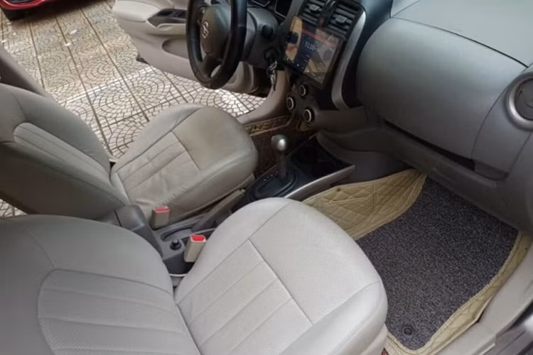 Nissan Sunny tại Việt Nam được trang bị tiêu chuẩn hệ thống chống bó cứng phanh (ABS), hệ thống phân bố lực phanh điện tử (EBD), hỗ trợ lực phanh khẩn cấp (BA), túi khí cho hàng ghế trước. 