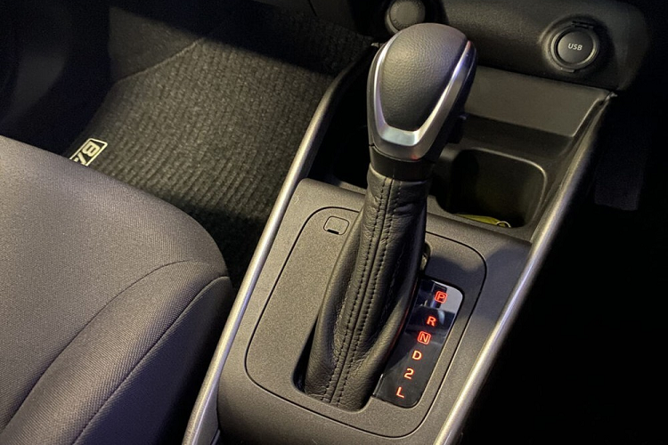 Theo dự đoán, Suzuki Baleno 2022 mới dành cho thị trường Indonesia sẽ giống với xe ở Nam Phi hơn là Ấn Độ. Nói cách khác, mẫu xe hatchback hạng B dành cho đất nước vạn đảo sẽ không dùng động cơ xăng 4 xi-lanh, dung tích 1.2L như tại Ấn Độ. Thay vào đó, xe được trang bị động cơ xăng 4 xi-lanh, dung tích 1.5L, sản sinh công suất tối đa 103 mã lực và mô-men xoắn cực đại 138 Nm như ở Nam Phi. Động cơ này đồng hành với hộp số tự động 4 cấp hoặc hộp số sàn 5 cấp.