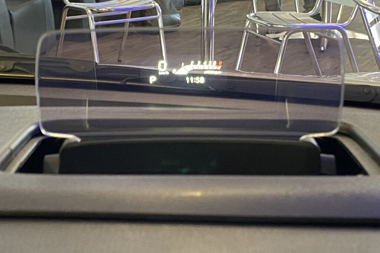 Ngoài ra, xe còn có vô lăng vát đáy thể thao, màn hình trung tâm nằm độc lập trên mặt táp-lô, bảng đồng hồ, núm xoay chỉnh điều hòa và ghế mới. Ở bản tiêu chuẩn, Suzuki Baleno 2022 dành cho thị trường Nam Phi đi kèm những trang bị như màn hình cảm ứng 7 inch, hỗ trợ kết nối với điện thoại thông minh, ghế bọc nỉ, hệ thống điều hòa với cửa gió ở hàng ghế sau, 2 cổng USB, cửa sổ/gương chiếu hậu chỉnh điện, vô lăng bọc da, tích hợp phím chức năng, hệ thống kiểm soát hành trình, hỗ trợ khởi hành ngang dốc và 2 túi khí trước.