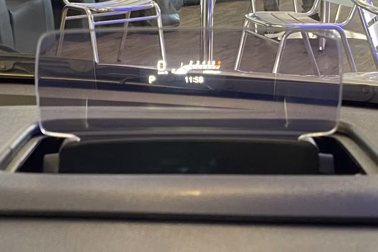 Ngoài ra, xe còn có vô lăng vát đáy thể thao, màn hình trung tâm nằm độc lập trên mặt táp-lô, bảng đồng hồ, núm xoay chỉnh điều hòa và ghế mới. Ở bản tiêu chuẩn, Suzuki Baleno 2022 dành cho thị trường Nam Phi đi kèm những trang bị như màn hình cảm ứng 7 inch, hỗ trợ kết nối với điện thoại thông minh, ghế bọc nỉ, hệ thống điều hòa với cửa gió ở hàng ghế sau, 2 cổng USB, cửa sổ/gương chiếu hậu chỉnh điện, vô lăng bọc da, tích hợp phím chức năng, hệ thống kiểm soát hành trình, hỗ trợ khởi hành ngang dốc và 2 túi khí trước.