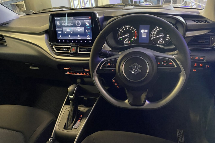 Cụ thể, xe cũng có lưới tản nhiệt rộng hơn với mắt lưới hình tổ ong màu đen, đi kèm viền mạ crôm, đèn pha mới tích hợp đèn LED định vị ban ngày 3 chi tiết, nắp ca-pô hình vỏ sò phẳng hơn, cản trước cải tiến và hốc đèn sương mù lớn hơn. Thêm vào đó là đường chân kính mạ crôm kéo dài hết cột C, vành la-zăng 5 chấu kép mới, cụm đèn hậu hình chữ "C" và cản sau khác trước. Bên trong Suzuki Baleno 2022 là không gian nội thất nâng cấp với mặt táp-lô thiết kế 3 tầng hoàn toàn mới.