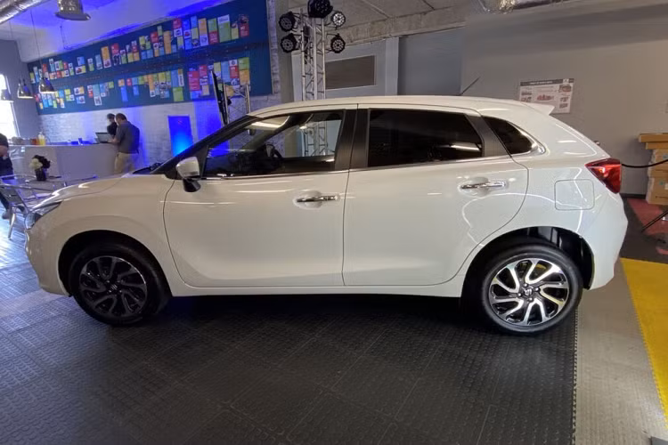 Giá xe Suzuki Baleno 2022 tại Nam Phi dao động từ 225.900 - 295.900 Rand (khoảng 315 - 413 triệu đồng). Trong khi đó, tại thị trường Indonesia, mẫu xe này được đồn có giá dao động từ 262,9 - 274,9 triệu Rupiah (410 - 429 triệu đồng), tăng khoảng 8 triệu Rupiah (12,5 triệu đồng) so với phiên bản cũ. Theo một số nguồn tin, Suzuki Baleno 2022 bản số sàn sẽ được bán ra tại thị trường Indonesia vào tháng 8 năm nay. Đến tháng 10, bản số tự động mới bắt đầu được bày bán.