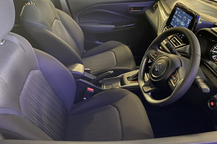 So với phiên bản cũ, Suzuki Baleno 2022 tại Nam Phi mạnh hơn 12 mã lực và 9 Nm. Đồng thời, xe cũng mạnh hơn 13 mã lực so với Suzuki Baleno thế hệ mới ở Ấn Độ. Không chỉ mạnh mẽ hơn, Suzuki Baleno 2022 còn thay đổi nhẹ về kích thước so với thế hệ cũ. Theo đó, xe sở hữu chiều dài 3.990 mm (tăng 5 mm), chiều rộng 1.745 mm, chiều cao 1.500 mm (giảm 10 mm), chiều dài cơ sở 2.520 mm và chiều cao gầm 151 mm. So với xe ở Ấn Độ, Suzuki Baleno 2022 dành cho thị trường Nam Phi sở hữu thiết kế ngoại thất giống hệt.