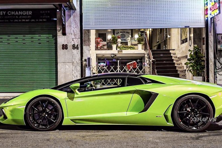 Điều đó có nghĩa là khi hoàn thiện gói độ chiếc Lamborghini Aventador này sẽ có nhiều hơn 700 mã lực và mô-men xoắn 690 Nm - những thông số tiêu chuẩn của cỗ máy V12 6.5L. Ở dạng nguyên bản, siêu xe có thể bứt tốc từ 0 - 100 km/h chỉ trong 2,9 giây trước khi cán tốc độ tối đa 349 km/h. Mức giá xe Lamborghini Aventador chính hãng Việt nam khoảng từ hơn 20 tỷ đồng.