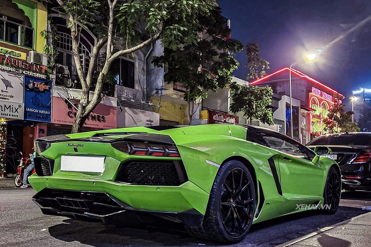 Đáng chú ý, ngay khi về tới Việt Nam, chiếc Lamborghini Aventador Roadster này đã lập tức được nâng cấp hệ thống ống xả Racing-LP làm bằng titanium 100%.