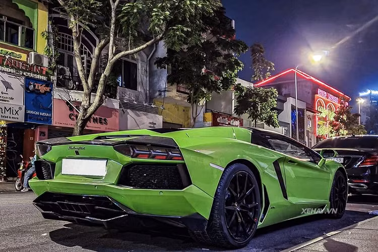 Đáng chú ý, ngay khi về tới Việt Nam, chiếc Lamborghini Aventador Roadster này đã lập tức được nâng cấp hệ thống ống xả Racing-LP làm bằng titanium 100%.