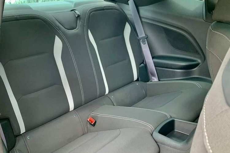Bên trong khoang lái xe Chevrolet Camaro đang rao bán trên 1,9 tỷ đồng có nội thất bọc da cao cấp với tông xám chủ đạo đi kèm sọc trắng cho ghế ngồi, xe có hệ thống giải trí màn hình cảm ứng 8 inch tích hợp MyLink, hỗ trợ Apple CarPlay và Android Auto, kết nối OnStar 4G LTE, Wi-Fi và dàn hệ thống âm thanh 9 loa của Bose...