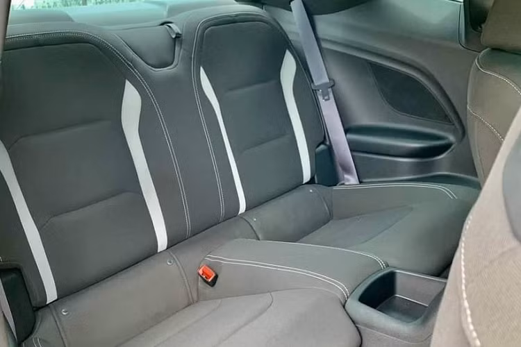 Bên trong khoang lái xe Chevrolet Camaro đang rao bán trên 1,9 tỷ đồng có nội thất bọc da cao cấp với tông xám chủ đạo đi kèm sọc trắng cho ghế ngồi, xe có hệ thống giải trí màn hình cảm ứng 8 inch tích hợp MyLink, hỗ trợ Apple CarPlay và Android Auto, kết nối OnStar 4G LTE, Wi-Fi và dàn hệ thống âm thanh 9 loa của Bose...