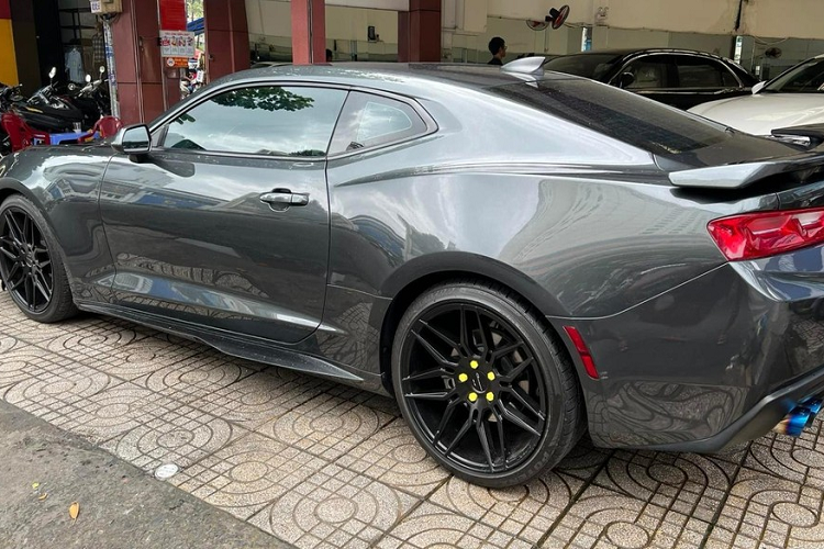 Chevrolet Camaro 2017 độ body kit ZL1 vẫn được trang bị động cơ 4 xi-lanh, tăng áp, dung tích 2.0 lít, sản sinh công suất tối đa 275 mã lực và mô-men xoắn cực đại 400 Nm. Kết hợp cùng hộp số tự động 8 cấp, xe có thể tăng tốc từ vị trí xuất phát lên 100 km/h trong thời gian 5,6 giây.