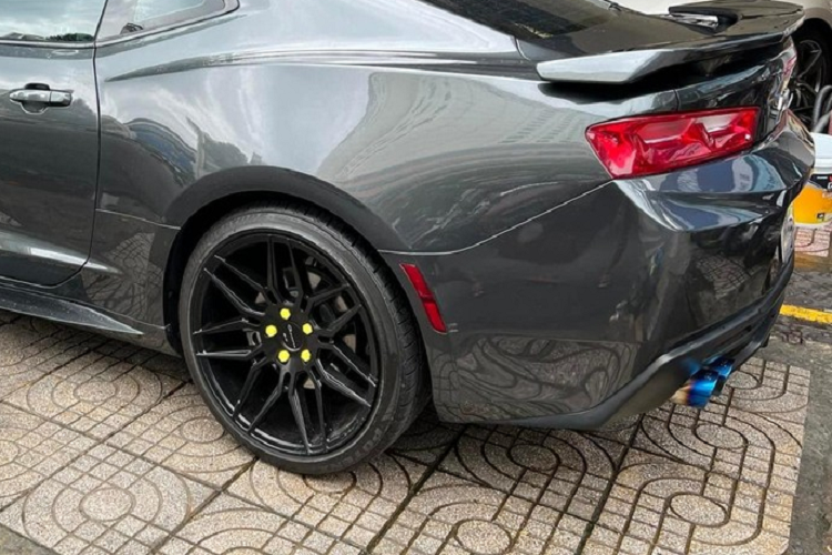 Chính vì thế mà thông tin rao bán một chiếc xe Chevrolet Camaro độ body kit ZL1với ngoại thất sơn xám đã thu hút không ít sự quan tâm của giới mê xe trong nước. Theo thông tin được biết, đây là một chiếc Chevrolet Camaro đời 2017 và đã được độ khá nhiều đồ chơi hot.