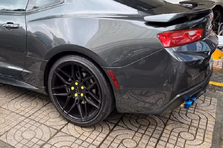Chính vì thế mà thông tin rao bán một chiếc xe Chevrolet Camaro độ body kit ZL1với ngoại thất sơn xám đã thu hút không ít sự quan tâm của giới mê xe trong nước. Theo thông tin được biết, đây là một chiếc Chevrolet Camaro đời 2017 và đã được độ khá nhiều đồ chơi hot.
