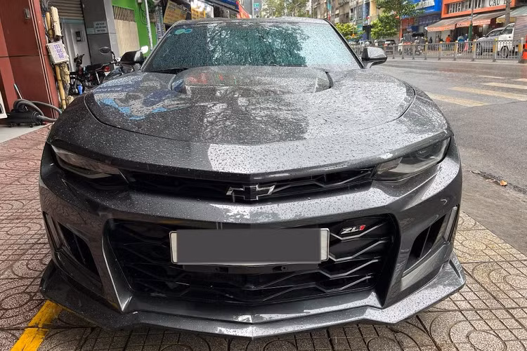 Những dòng xe thể thao như Chevrolet Camaro tại Việt Nam luôn nhận được sự quan tâm của giới mê xe nhờ thiết kế khỏe khoắn và một phần vì xe khá nổi tiếng từ nhân vật Bumblebee trong Transformer.