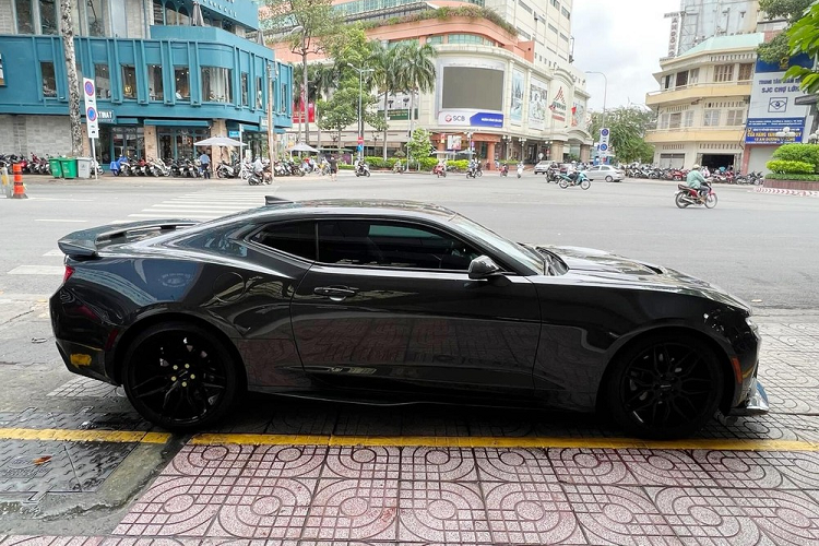 Ngoại thất xe được sơn màu xám lông chuột đi kèm với đó còn có bộ body kit bản ZL1 mang đến ngoại hình hầm hố hơn cho chiếc xe Chevrolet Camaro này. Gói body kit ZL1 này bao gồm cản va trước, nắp capô hiếu chiến, lưới tản nhiệt, ốp sườn và đuôi xe hoàn toàn mới so với bản tiêu chuẩn.