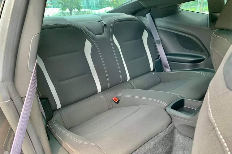 Dù không tiết lộ số km mà chiếc này đã lăn bánh, nhưng người bán chào giá xe Chevrolet Camaro 2017 màu xám đã nâng cấp bodykit ZL1, mâm và ống xả độ... là trên 1,9 tỷ đồng.