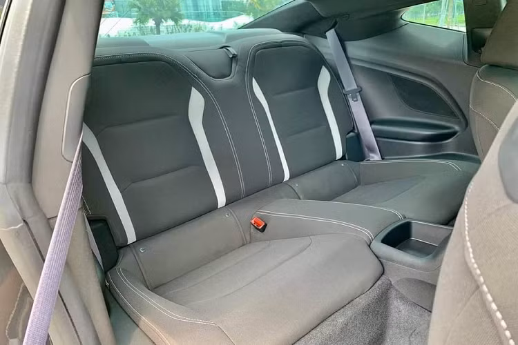 Dù không tiết lộ số km mà chiếc này đã lăn bánh, nhưng người bán chào giá xe Chevrolet Camaro 2017 màu xám đã nâng cấp bodykit ZL1, mâm và ống xả độ... là trên 1,9 tỷ đồng.