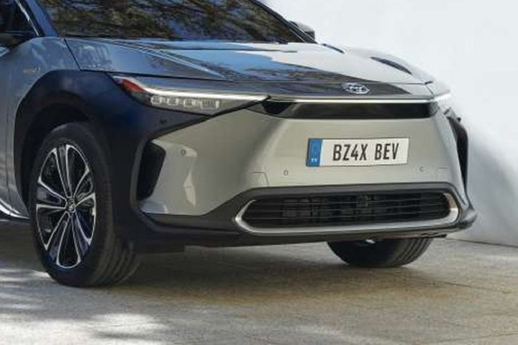 Về mặt thiết kế, Toyota bZ4X sở hữu nhiều đường nét gợi nhắc đến RAV4 như kiểu dáng góc cạnh, đường viền vòm bánh xe màu đen và phần mái tương phản.