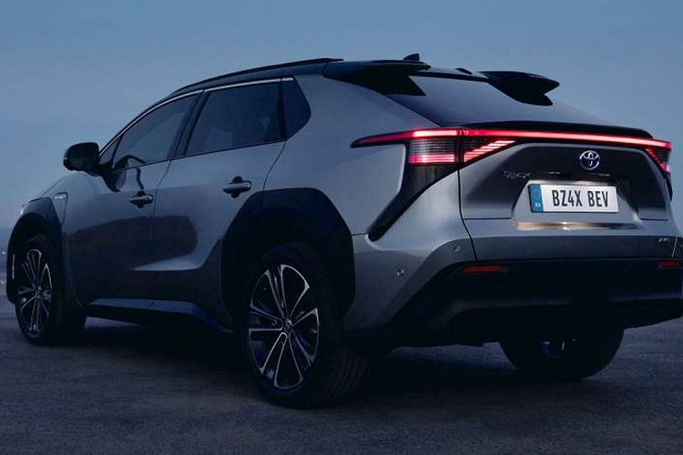 Dù được xuất hiện là bản Toyota bZ4X GR hay GR Sport nhẹ nhàng hơn, đội ngũ kỹ sư của Toyota đều muốn tạo ra một chiếc bZ4X có khả năng di chuyển nhanh ở các góc cua và mang lại trải nghiệm thú vị khi cầm vô lăng, với nhiều công suất và mô-men xoắn hơn so với tiêu chuẩn.